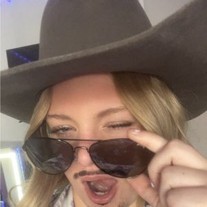 Meet your Posher, Raegan